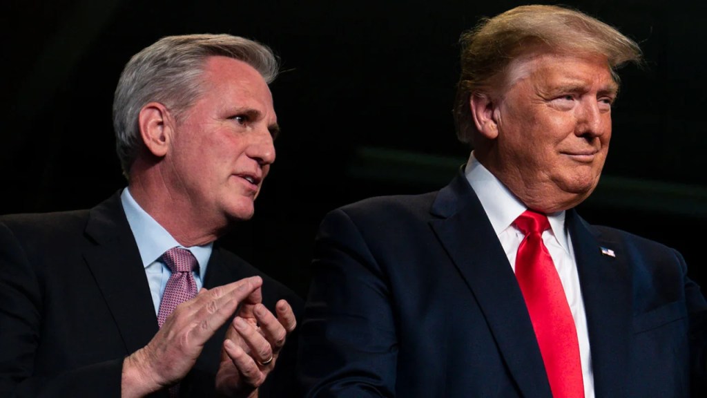 Kevin McCarthy, a la izquierda, conversa con el entonces presidente Donald Trump durante un acto en Bakersfield, California, el 19 de febrero de 2020.