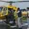 Varias personas bajan el cuerpo de una víctima fallecida en un accidente de helicóptero en Nepal este martes 11 de julio de 2023. Las seis personas que iban a bordo de un helicóptero turístico en Nepal murieron al estrellarse poco después de despegar en la región del Everest el 11 de julio, según informaron las autoridades de aviación. (Foto: PRAKASH MATHEMA/AFP vía Getty Images)