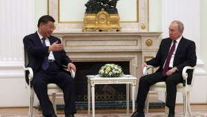 El presidente de China, Xi Jinping (a la izquierda), se reúne con el presidente de Rusia, Vladimir Putin, en el Kremlin de Moscú el 20 de marzo de 2023. (Foto: Sergei Karpukhin/Sputnik/AFP vía Getty Images/Archivo)