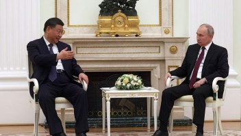 El presidente de China, Xi Jinping (a la izquierda), se reúne con el presidente de Rusia, Vladimir Putin, en el Kremlin de Moscú el 20 de marzo de 2023. (Foto: Sergei Karpukhin/Sputnik/AFP vía Getty Images/Archivo)