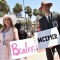 Cosplayers sostienen carteles de "Barbenheimer" fuera del centro de convenciones durante la San Diego Comic-Con Internacional en San Diego, California, el 21 de julio de 2023. (Foto: CHRIS DELMAS/AFP vía Getty Images)
