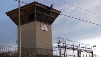 La puerta principal de la prisión de Guantánamo en la base naval estadounidense de Guantánamo, el 16 de octubre de 2018, en la base de Guantánamo, Cuba. (Foto: SYLVIE LANTEAUME/AFP vía Getty Images)