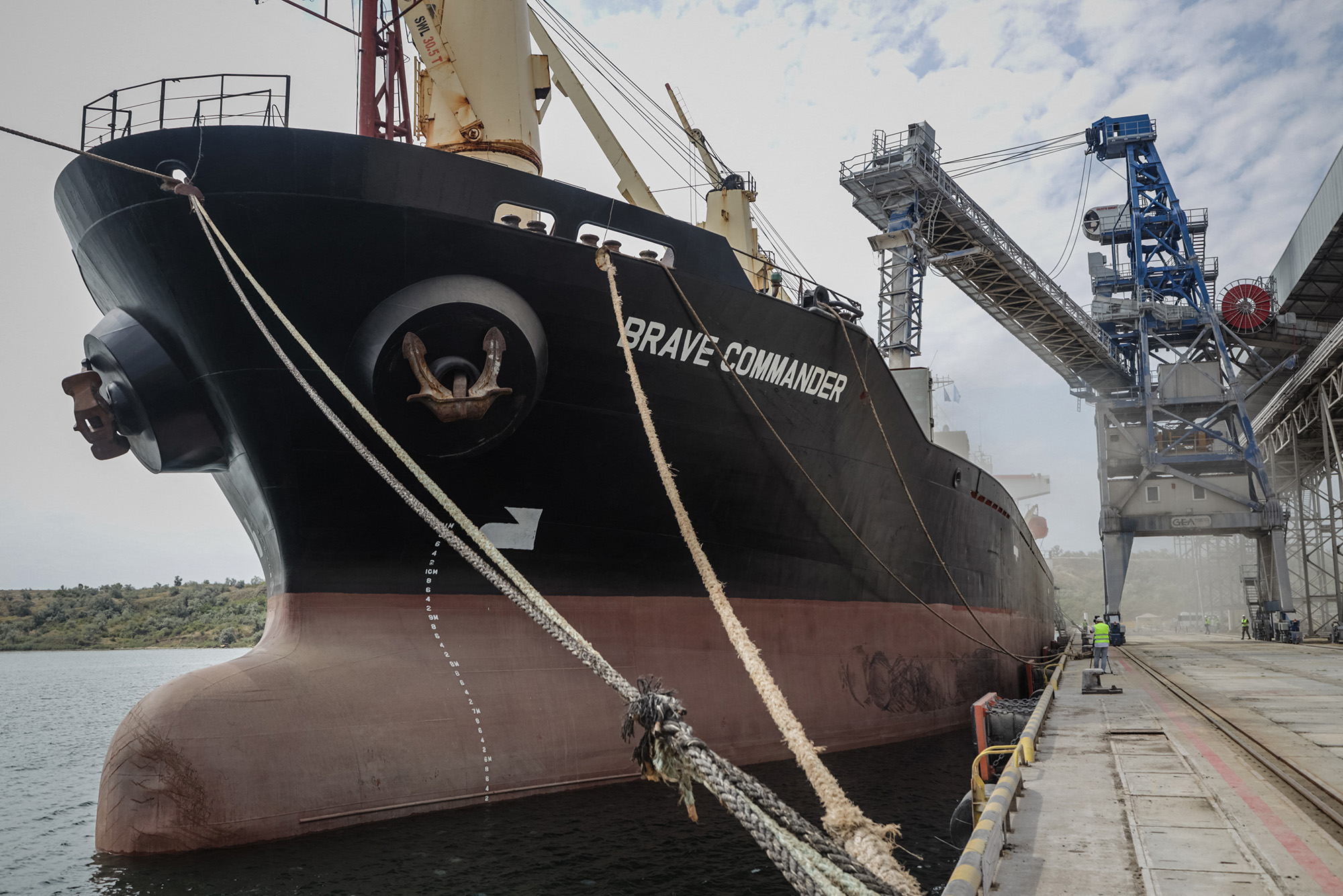El primer buque fletado por la ONU, MV Brave Commander, carga más de 23.000 toneladas de grano para exportar a Etiopía, en Yuzhne, Ucrania, en la costa del mar Negro, el 14 de agosto (Oleksandr Gimanov/AFP/Getty Images)