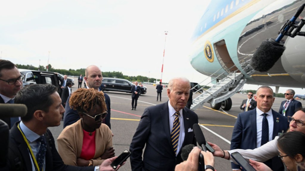 El presidente de Estados Unidos, Joe Biden, responde a las preguntas de la prensa antes de embarcar en el Air Force One en el aeropuerto internacional de Vilna, Lituania, el 12 de julio de 2023, tras finalizar la cumbre de la OTAN. (Foto: ANDREW CABALLERO-REYNOLDS/AFP vía Getty Images)
