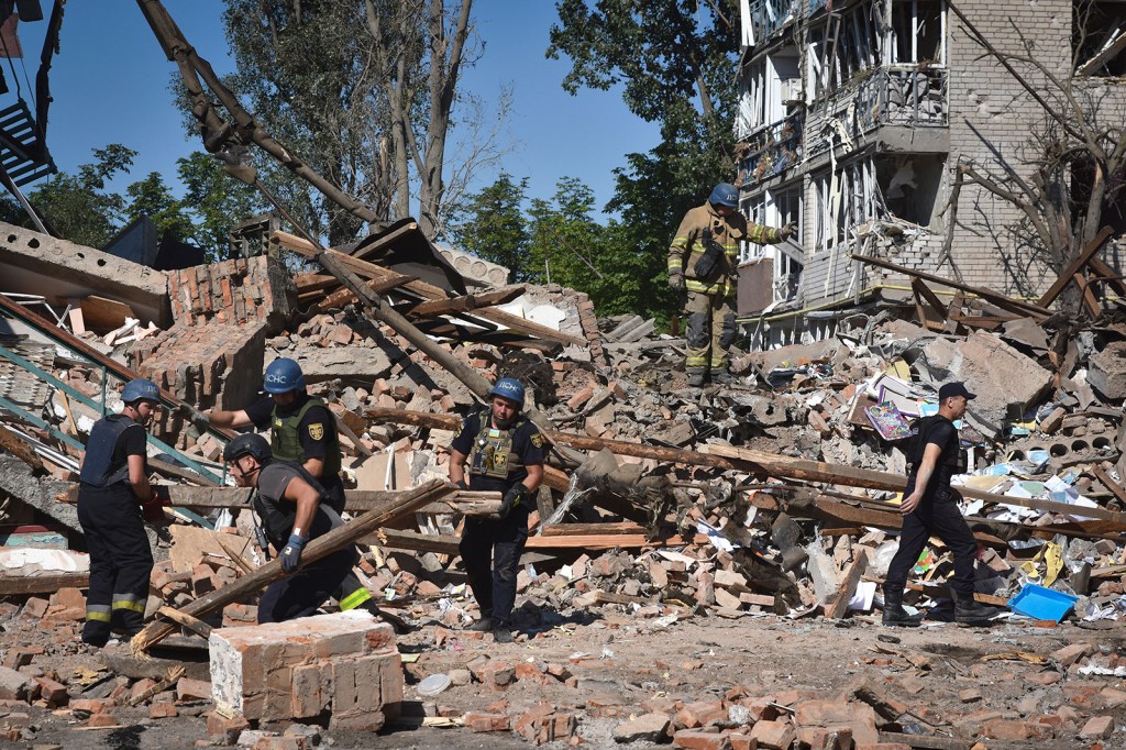 Equipos de emergencia ucranianos trabajan en el lugar de un ataque aéreo ruso en Orikhiv el domingo 1 de julio. (Foto: Andriy Andriyenko/AP)