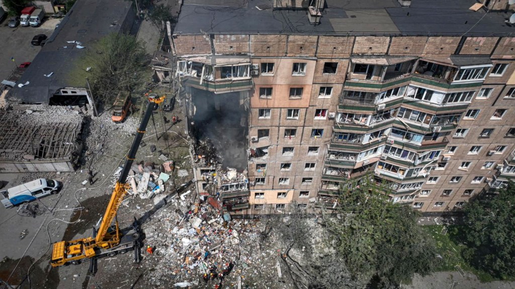 Imagen de un edificio de apartamentos gravemente dañado por el impacto de un misil ruso en Kryvyi Rih, Ucrania, el 31 de julio de 2023. (Foto: Servicio Estatal de Emergencias de Ucrania/Reuters)
