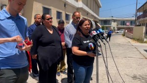 Angélica Salas, directora ejecutiva de la Coalición por los Derechos Humanos de los Inmigrantes de Los Ángeles, habla en una conferencia de prensa el 1 de julio.