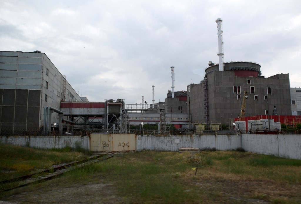 Imagen de la central nuclear de Zaporiyia, controlada por Rusia, en el sur de Ucrania, el 15 de junio. (Foto: Olga Maltseva/AFP/Getty Images)