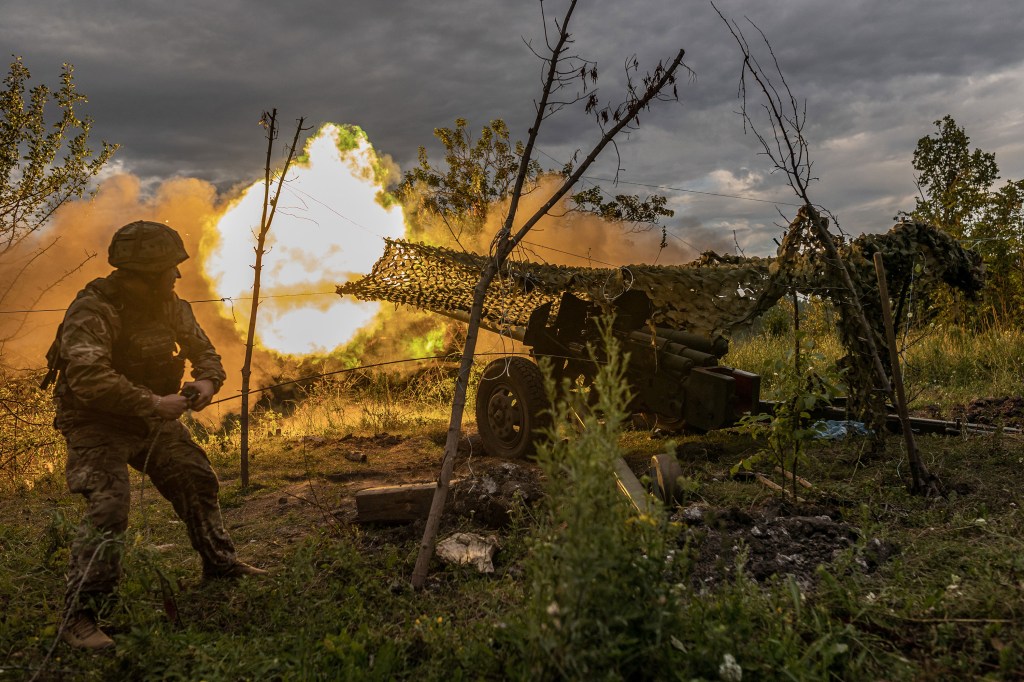 Un soldado ucraniano dispara artillería en dirección a Bakhmut el 22 de julio. (Foto: Diego Herrera Carcedo/Agencia Anadolu vía Getty Images)