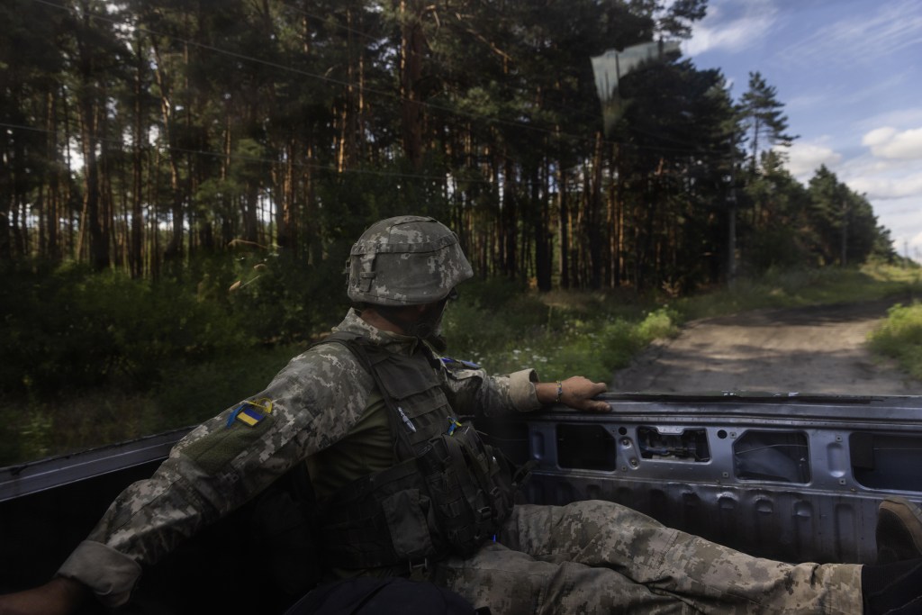 Un soldado de infantería ucraniano es trasladado a una posición de combate cerca de Kupyansk, Ucrania, tras ser atendido por heridas de metralla en la espalda durante un ataque, el 12 de julio. (Foto: Daniel Carde/Anadolu Agency/Getty Images)