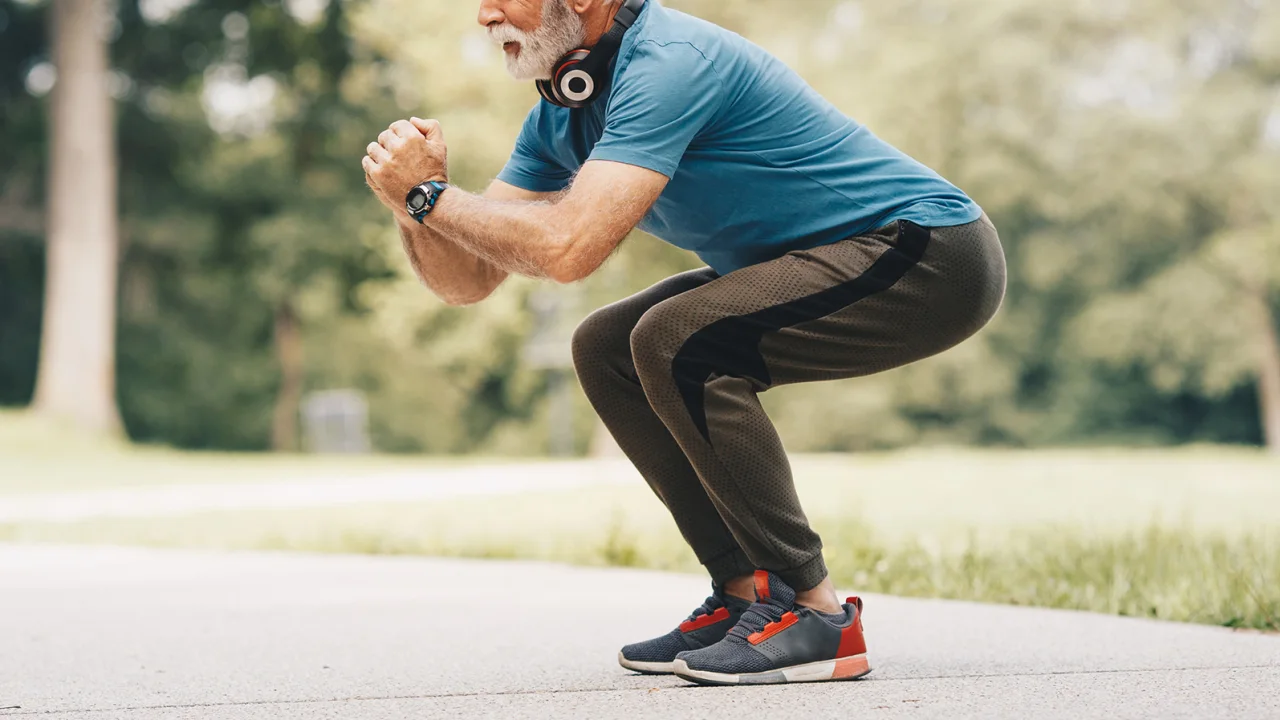 Los adultos mayores de 65 años deben realizar entrenamiento de fuerza y ejercicios de equilibrio al menos dos veces por semana. (Sneksy/E+/Getty Images)