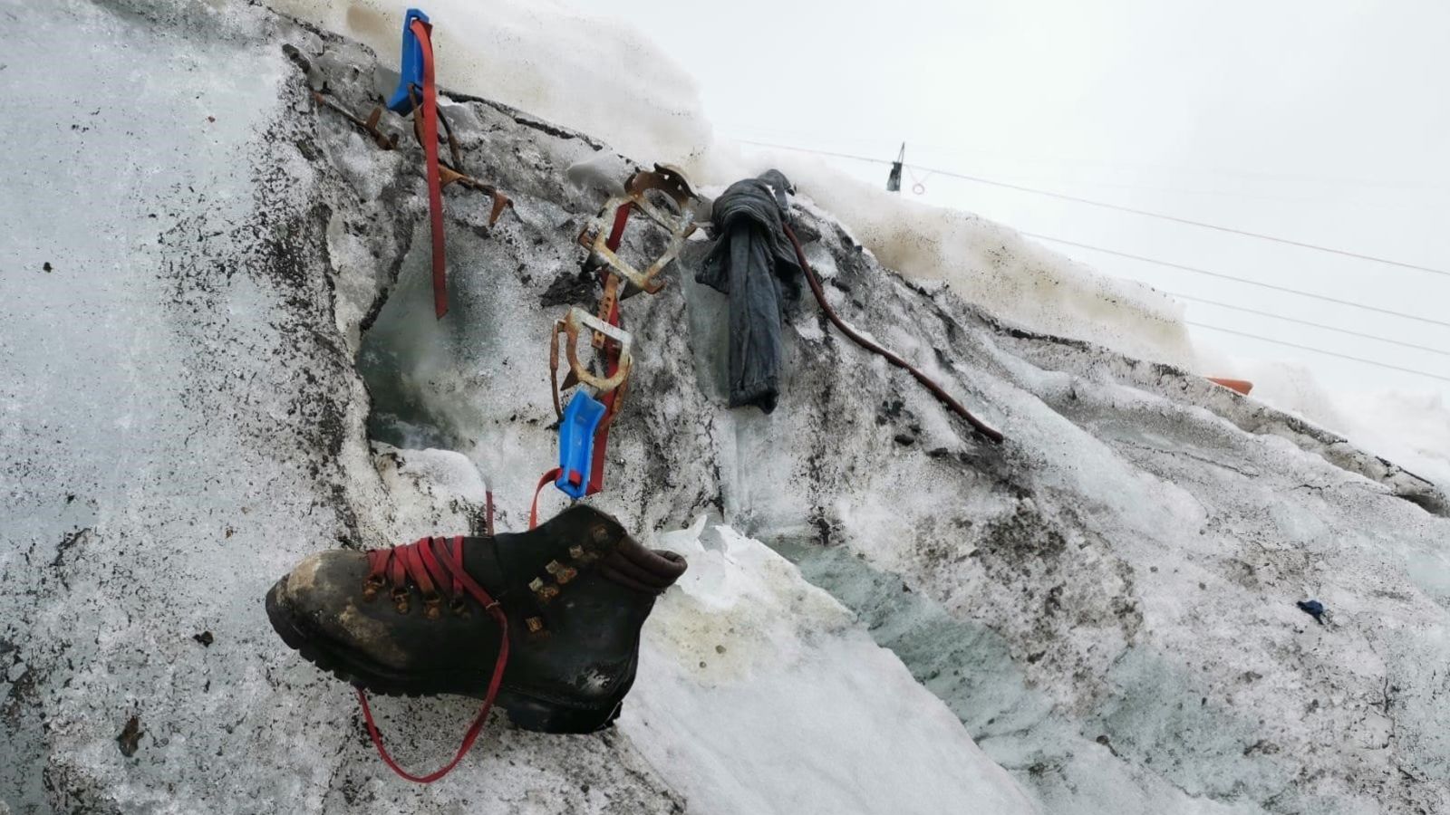 El hielo derretido revela los restos de un escalador alemán perdido en un glaciar en Suiza hace 37 años. (Valais Cantonal Police/Kantonspolizei Wallis)