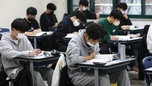 Estudiantes de Corea del Sur realizan el examen nacional de acceso a la universidad en una escuela de Seúl el 17 de noviembre de 2022. (Foto: Chung Sung-Jun/AFP/Getty Images)
