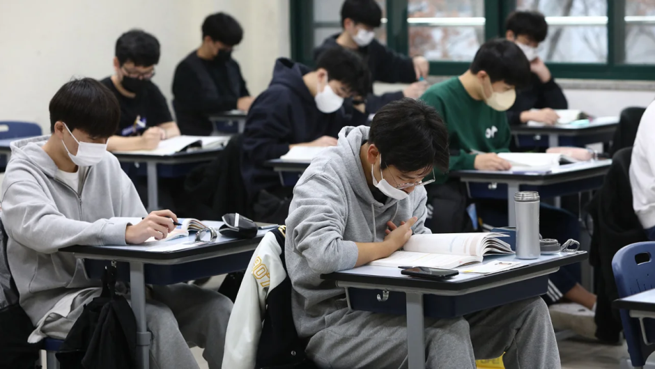 Estudiantes de Corea del Sur realizan el examen nacional de acceso a la universidad en una escuela de Seúl el 17 de noviembre de 2022. (Foto: Chung Sung-Jun/AFP/Getty Images)