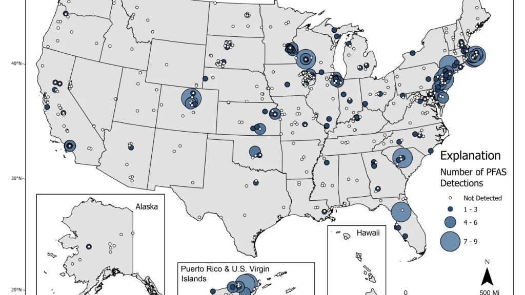 Este mapa del USGS muestra el número de PFAS detectados en muestras de agua del grifo de lugares seleccionados de todo el país. Los resultados se basan en un estudio del USGS de muestras tomadas entre 2016 y 2021 de suministros públicos y privados en 716 lugares. El mapa no representa los únicos lugares de Estados Unidos con PFAS. (Crédito: USGS)