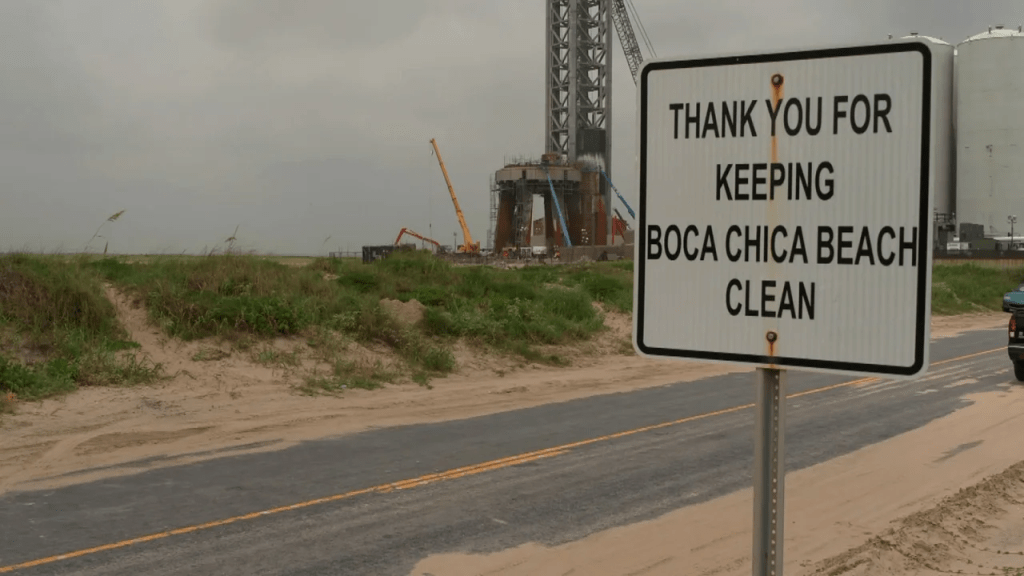 Un letrero cerca de las instalaciones de lanzamiento de SpaceX en el sur de Texas recuerda a los visitantes de la cercana playa de Boca Chica que mantengan limpia la zona. SpaceX dispone de una línea directa de recuperación de escombros para que los lugareños informen de la presencia de restos de sus lanzamientos. (Foto: CNN)