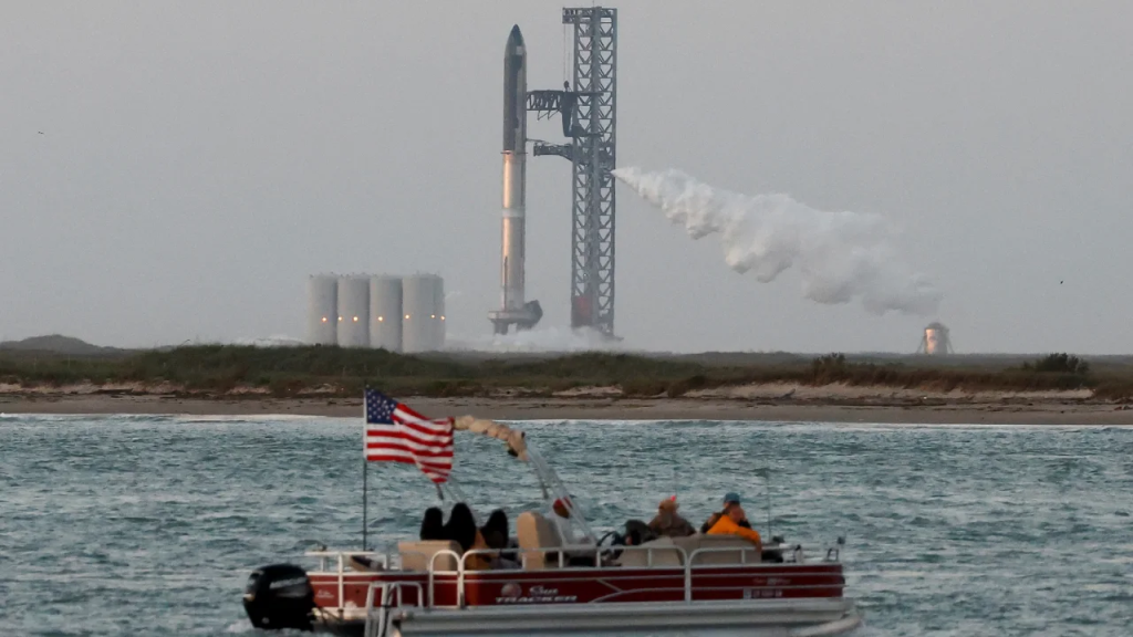 En la imagen, Starship antes de despegar de la plataforma de lanzamiento Boca Chica de SpaceX en una misión de prueba orbital cerca de Brownsville, Texas, el 17 de abril de 2023. (Foto: Joe Skipper/Reuters)