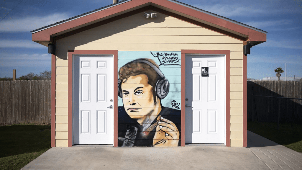 Un mural del fundador de SpaceX, Elon Musk, en el parque de camiones de comida y bar The Broken Sprocket en Brownsville, Texas, en febrero de 2022. (Foto: Mark Felix/Bloomberg/Getty Images)