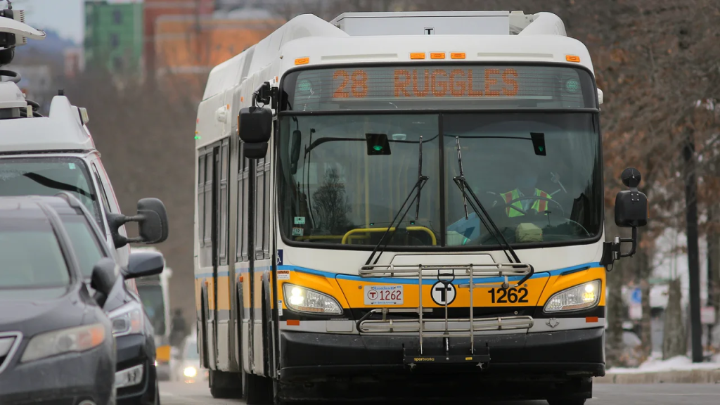 Un autobús 28 en Boston. La ciudad ha hecho gratuitas tres rutas como parte de un programa piloto. (Foto: Lane Turner/The Boston Globe/Getty Images)