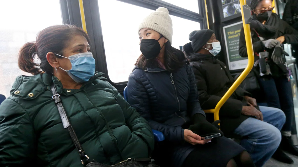 La alcaldesa de Boston, Michelle Wu, viaja en un autobús gratuito en 2022. Wu aboga desde hace tiempo por los programas de gratuidad. (Foto: Matt Stone/MediaNews Group/Boston Herald/Getty Images)