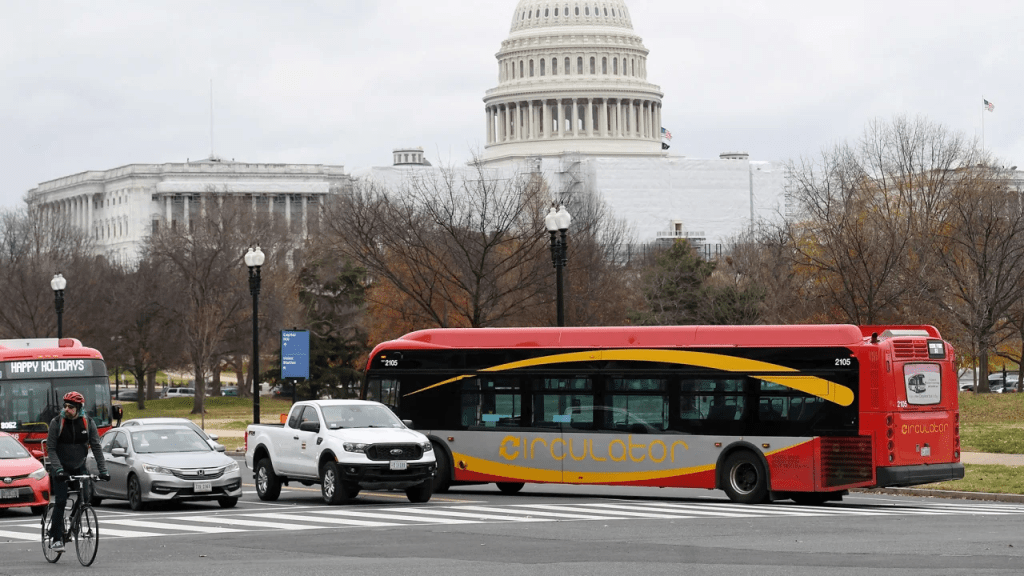 La ciudad de Washington votó a favor de eliminar las tarifas en toda su red de autobuses, pero el plan se ha retrasado por problemas de financiación. (Foto: Olivier Douliery/AFP/Getty Images)