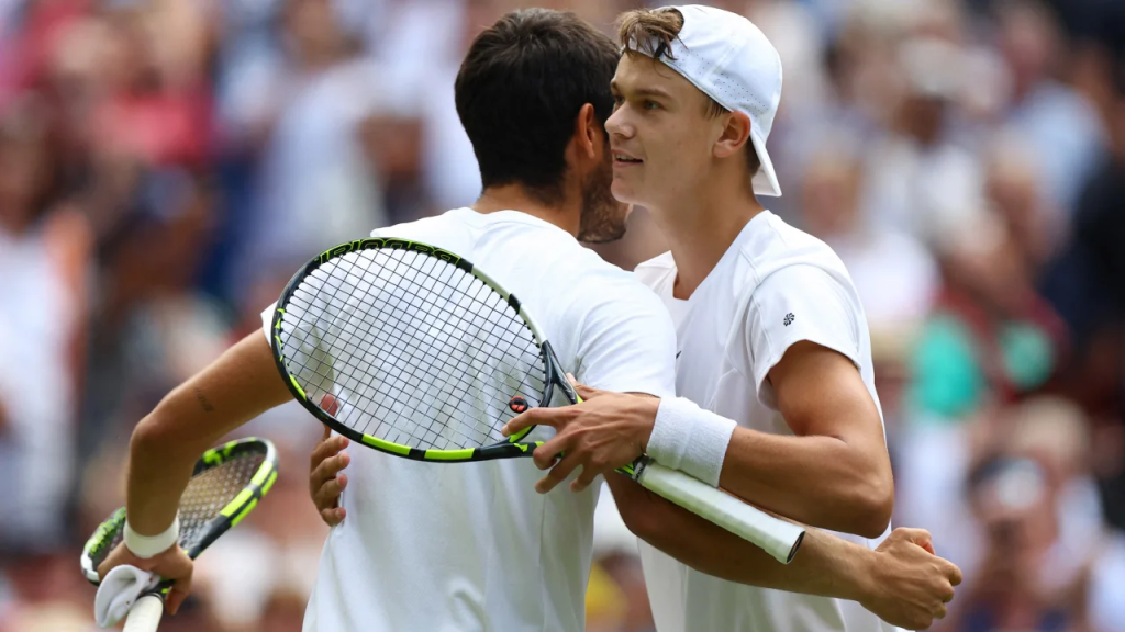 Alcaraz y Rune se rozaron en la final de Wimbledon.  (Foto: Hannah McKay/Reuters)