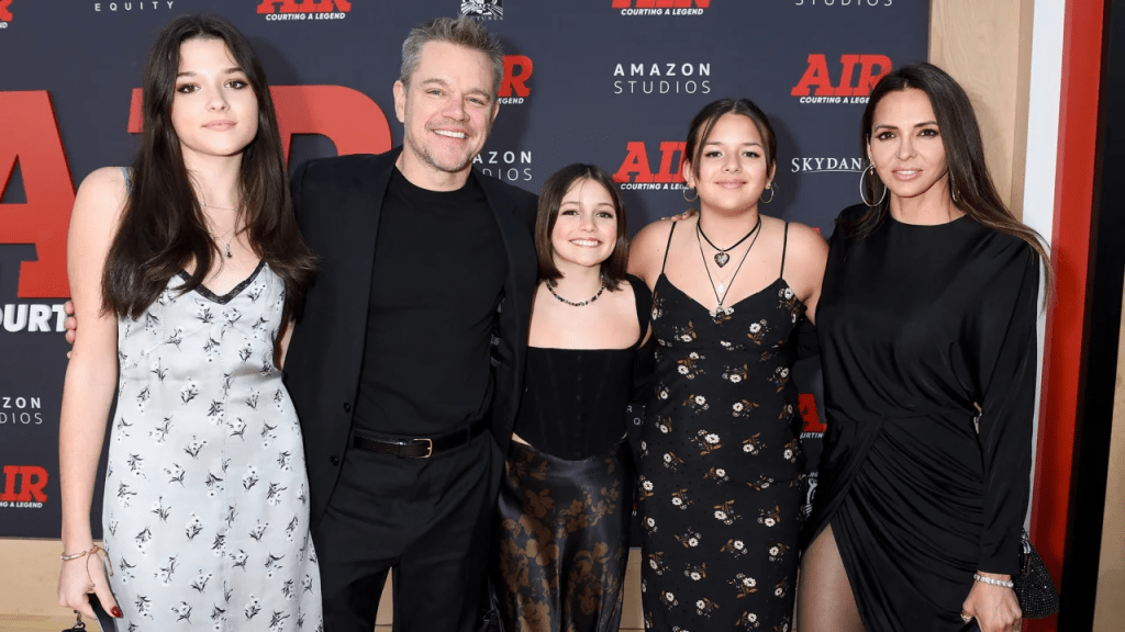 Damon tiene tres hijas con su mujer, Luciana Barroso (a la derecha), además de una hijastra. (Foto: Gilbert Flores/Variety/Getty Images)