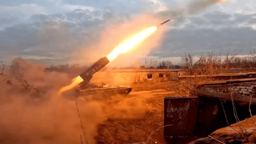 Las fuerzas ucranianas disparan un lanzacohetes termobárico pesado TOS-1A Solntsepyok hacia posiciones rusas cerca de Kreminna, en la región de Luhansk, el 7 de julio de 2023. (Foto: EyePress News/Reuters)