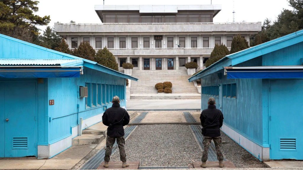 Soldados surcoreanos montan guardia durante una visita de medios de comunicación a la Zona de Seguridad Conjunta. (Foto: Jeon Heon-Kyun/Reuters)