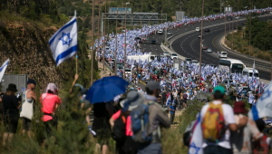 Miles de israelíes marchan hacia Jerusalén sosteniendo la bandera de Israel para protestar contra el plan de reforma del gobierno. (Foto: Amir Levy/Getty Images)