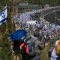 Miles de israelíes marchan hacia Jerusalén sosteniendo la bandera de Israel para protestar contra el plan de reforma del gobierno. (Foto: Amir Levy/Getty Images)