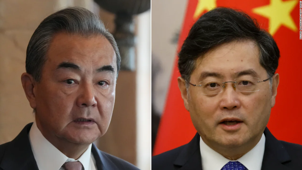 El nuevo ministro de Relaciones Exteriores de China, Wang Yi, a la izquierda, y el ministro destituido, Qin Gang, a la derecha. (Crédito: picture alliance/AFP/Getty Images)