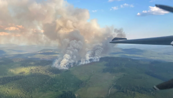 El humo se eleva desde el incendio forestal de Burgess Creek, cerca de Kersley, Columbia Británica, Canadá, el 22 de julio. (Foto: Servicio de Incendios Forestales/Reuters)