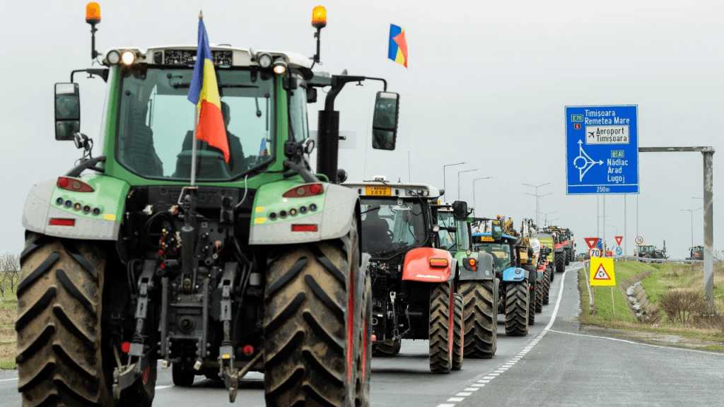 Agricultores rumanos mientras protestaban en sus tractores en abril de este año por los precios bajos de los cereales ucranianos. (Foto: Inquam Photos/Cornel Putan/Reuters)