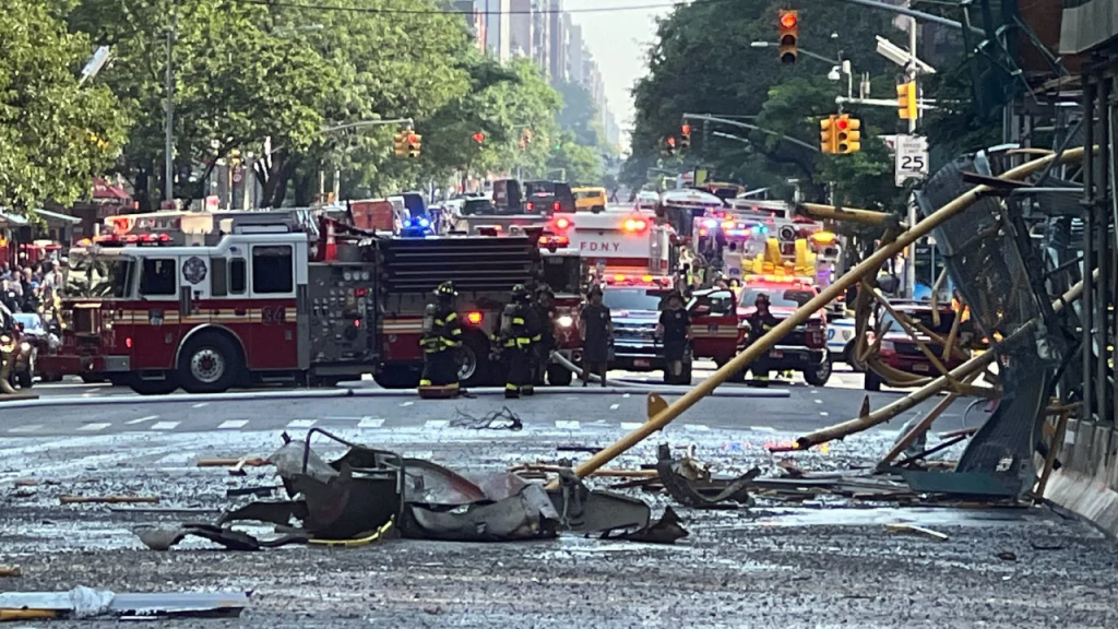 Los escombros del colapso de la grúa esparcidos por la 10ª Avenida. (Crédito: Oficina del alcalde de la ciudad de Nueva York)