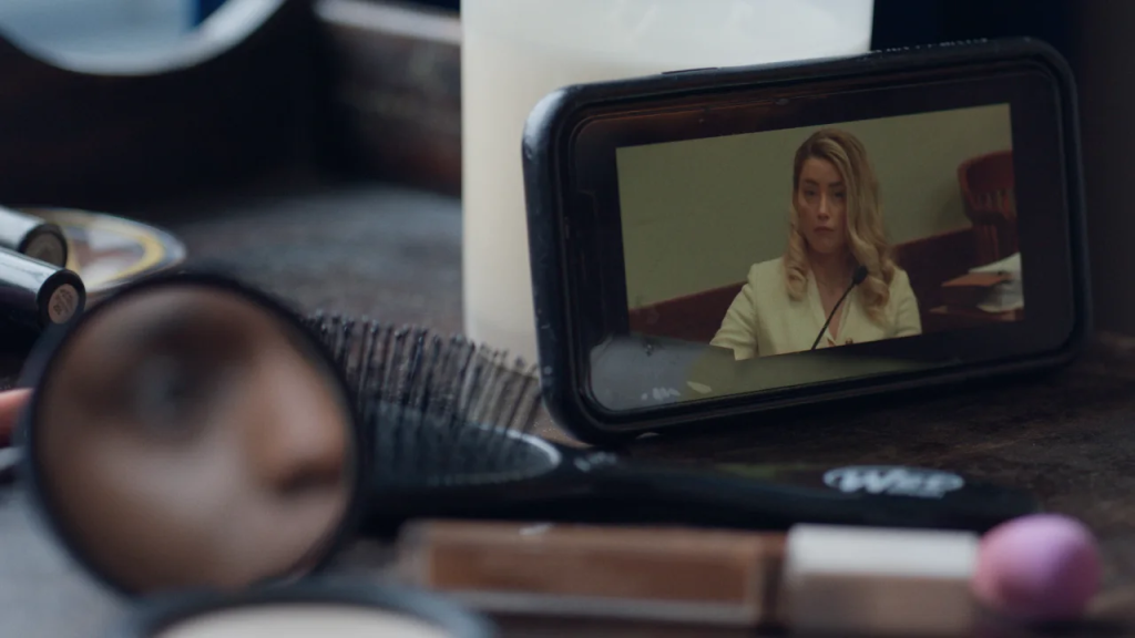Amber Heard en las imágenes del juicio incluidas en el tráiler de la serie documental de Netflix "Depp vs. Heard". (Crédito: Netflix)