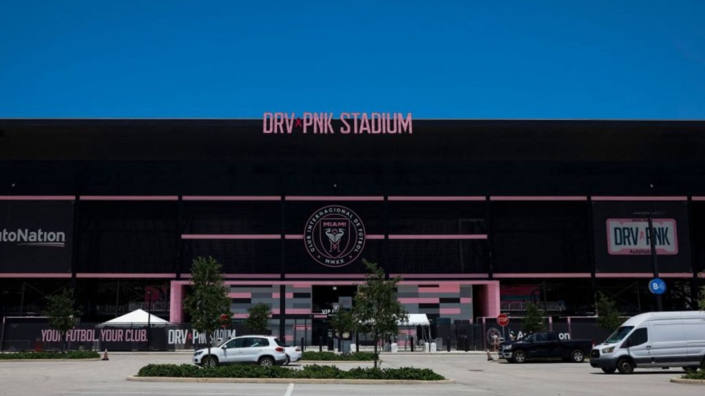 Una vista exterior muestra el DRV PNK Stadium en Fort Lauderdale, Florida, el 11 de julio de 2023. (Foto: EVA MARIE UZCATEGUI/AFP vía Getty Images)