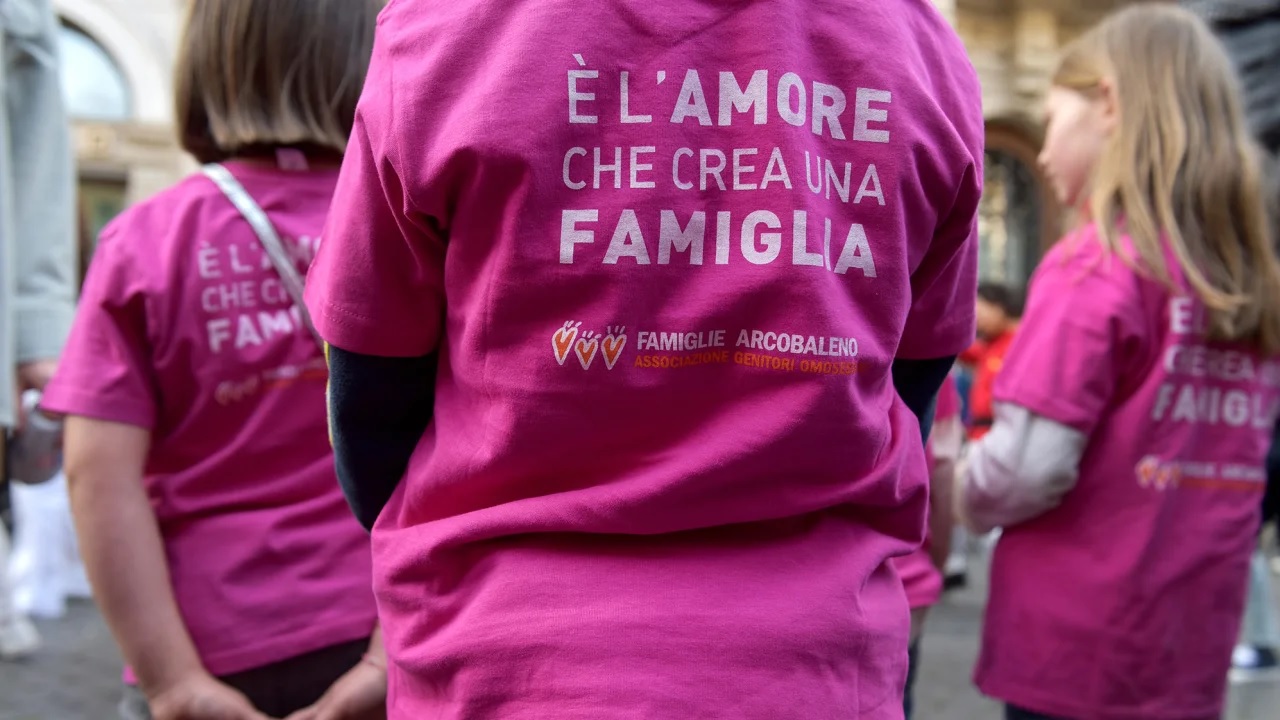 L’Italia inizia a rimuovere i nomi delle madri lesbiche dai certificati di nascita dei bambini