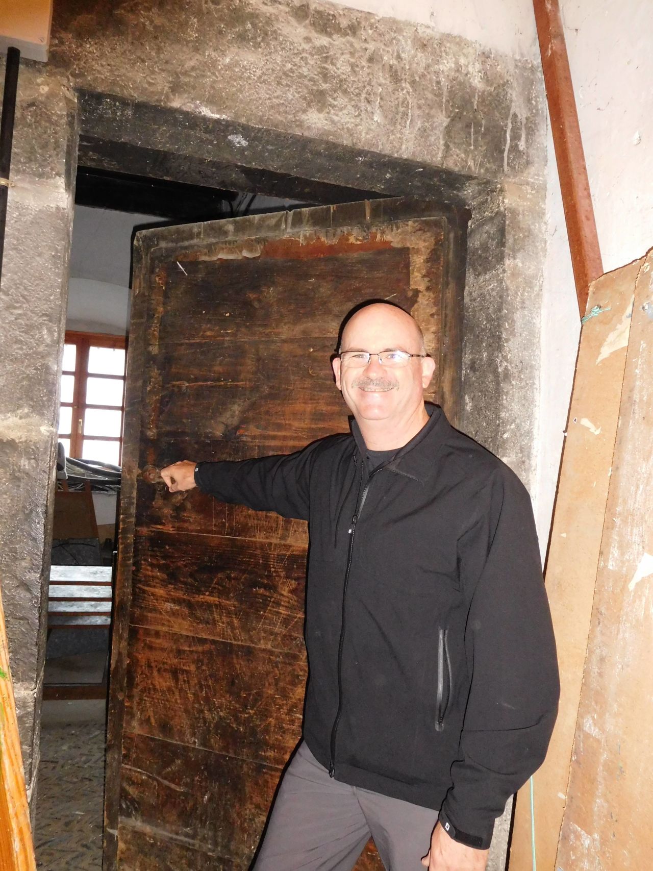 Joseph McNichol mira la habitación donde estuvo recluido su padre en Isaba, España.  (Cortesía de Joseph McNichol)