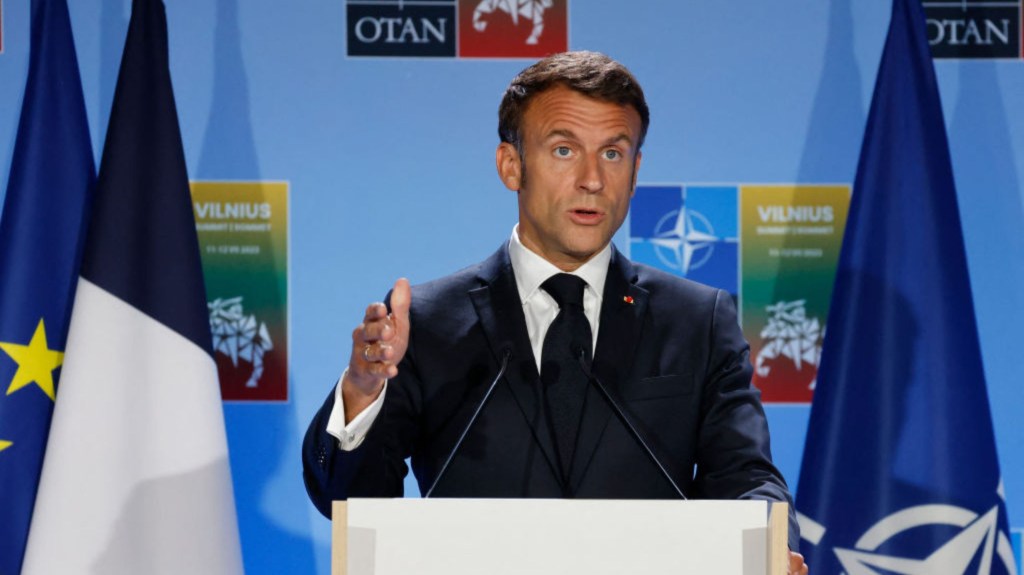 El presidente de Francia, Emmanuel Macron, da una conferencia de prensa durante la cumbre de la OTAN en Vilna, Lituania, el 12 de julio de 2023. (Foto: LUDOVIC MARIN/AFP vía Getty Images)
