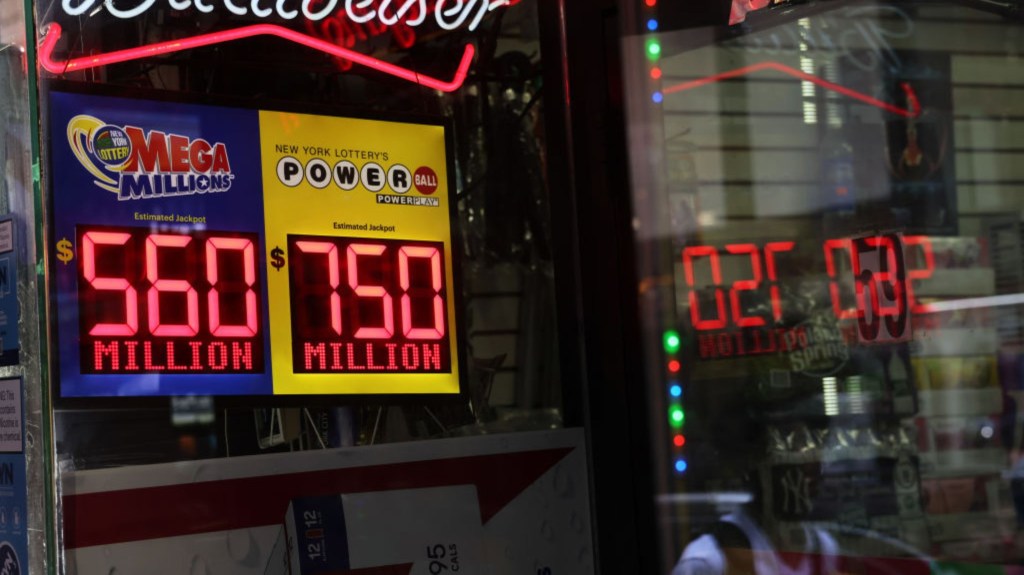 Un anuncio de la lotería Powerball y Mega Millions se muestra en una tienda el 12 de julio de 2023 en Nueva York. (Foto: Michael M. Santiago/Getty Images)