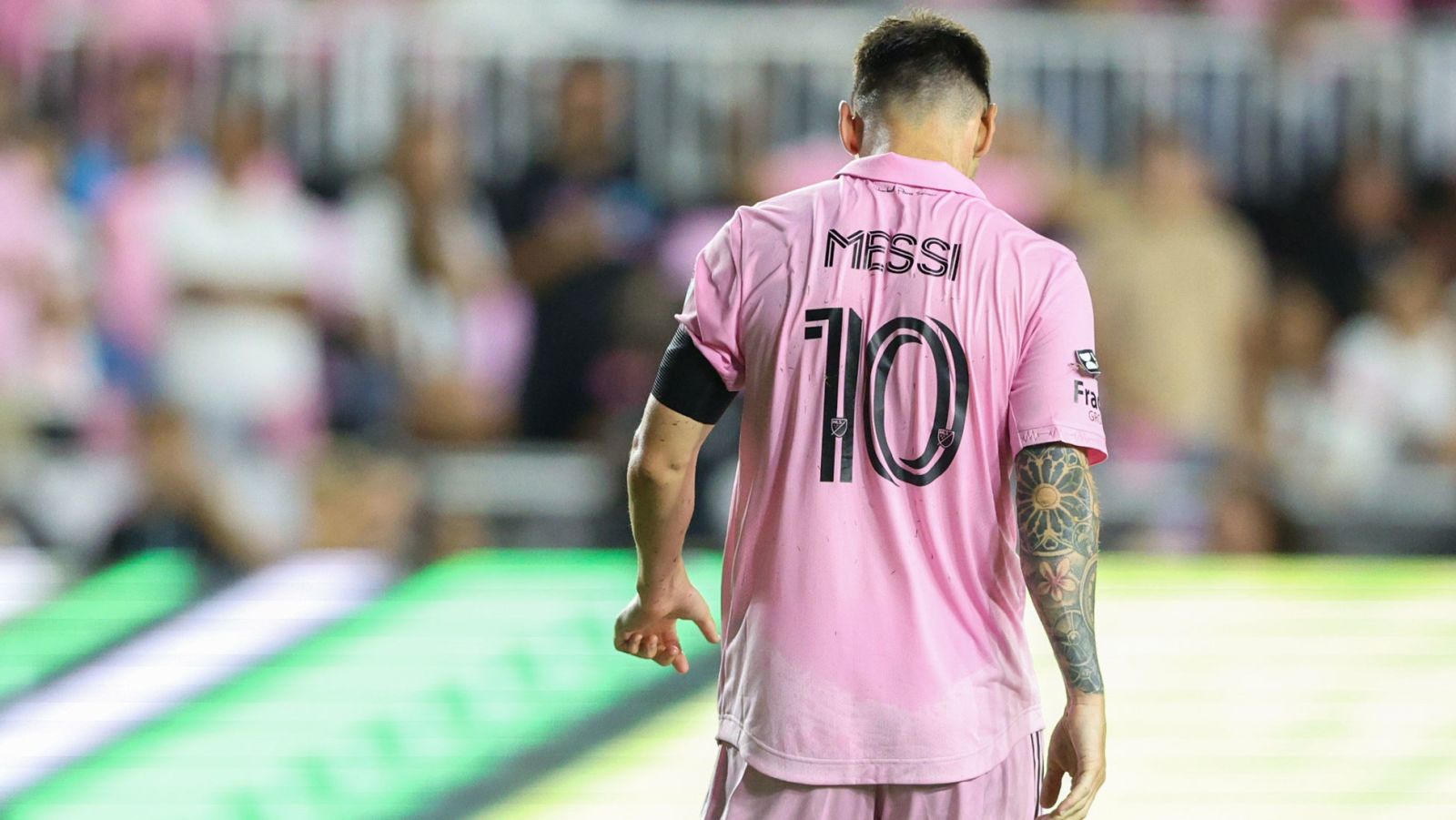 La camiseta con la que Messi anunció su fichaje por el Inter Miami: de lujo  por 1.000 euros - Tikitakas