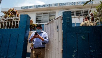Un periodista sale del edificio de la Comisión Permanente de Derechos Humanos de Nicaragua tras una rueda de prensa en Managua el 20 de abril de 2022. (Foto: OSWALDO RIVAS/AFP vía Getty Images)
