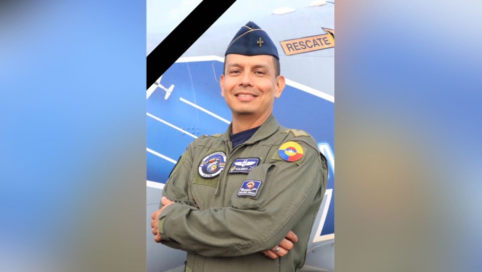 El teniente coronel Mario Andrés Espinosa González murió tras un accidente aéreo entre dos aviones de la Fuerza Aérea Colombiana.  (Foto: @FuerzaAereaCol)