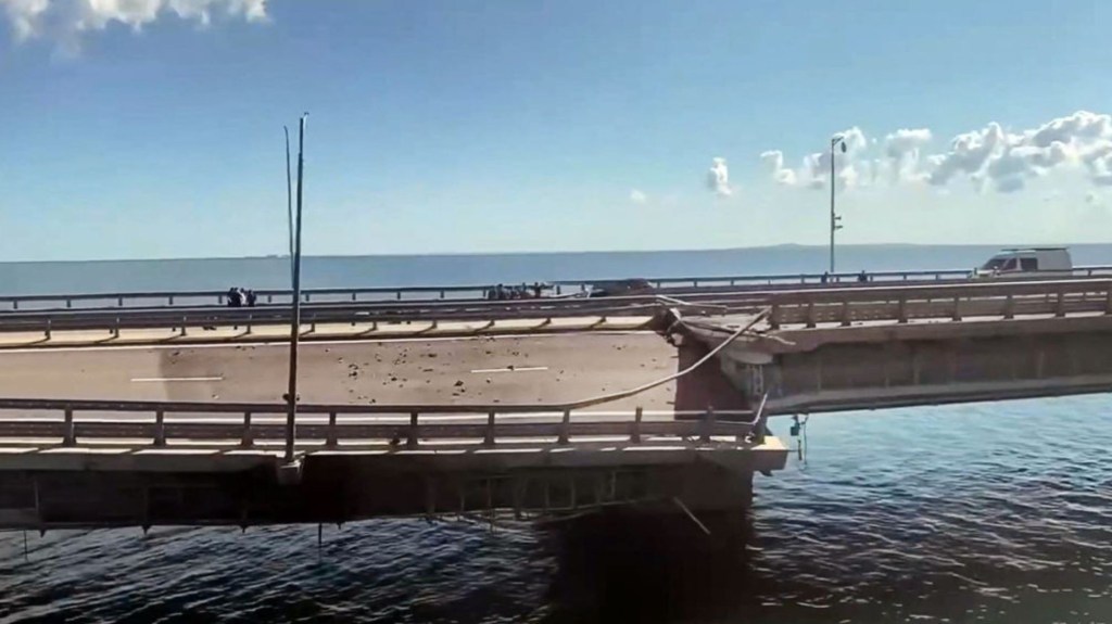 Esta captura de video tomada de una grabación de rimea24TV el 17 de julio de 2023 muestra el puente de Kerch -que une Crimea con Rusia-, gravemente dañado tras un ataque este lunes. (Foto: -/Crimea24TV/AFP vía Getty Images)