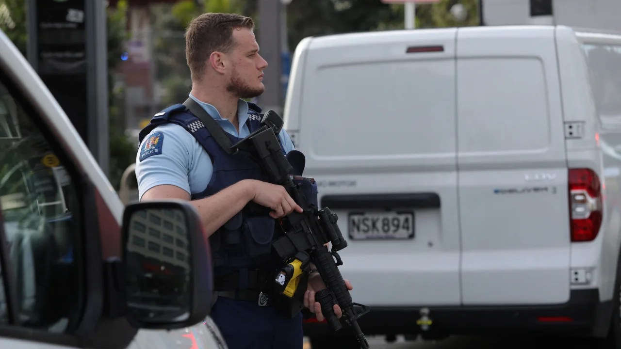 Los agentes de policía advirtieron al público que evitara el centro de la ciudad de Aukland, Nueva Zelanda. 