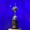 El trofeo de la Libertadores es exhibido durante el sorteo de la Copa Libertadores y Sudamericana 2023 en la sede de la Conmebol el 21 de diciembre de 2022 en Luque, Paraguay. (Foto: Norberto Duarte - Pool/Getty Images)