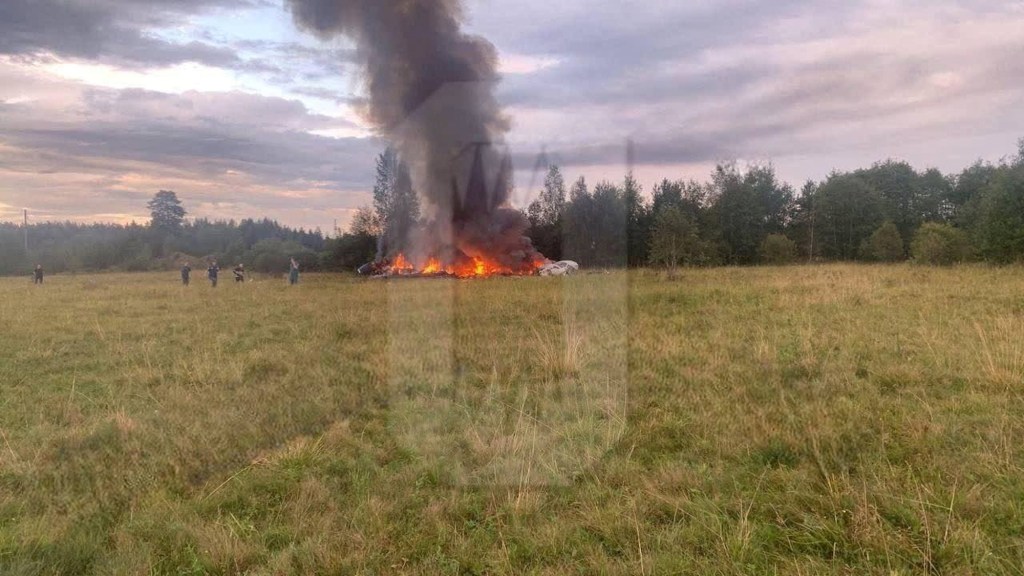Los restos de un avión en llamas tras un supuesto accidente aéreo en la región rusa de Tver este miércoles. (Foto: Ostorozhno Novosti/Reuters)