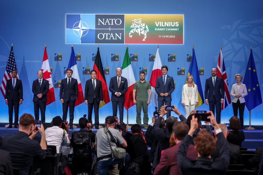 Los líderes del G7; el presidente del Consejo Europeo, Charles Michel; la presidenta de la Comisión Europea, Ursula von der Leyen, y el presidente de Ucrania, Volodymyr Zelensky, posan para una foto durante un acto para anunciar una Declaración Conjunta de Apoyo a Ucrania, con motivo de la cumbre de la OTAN celebrada en Vilna (Lituania) el 12 de julio. (Foto: Kacper Pempel/Reuters)