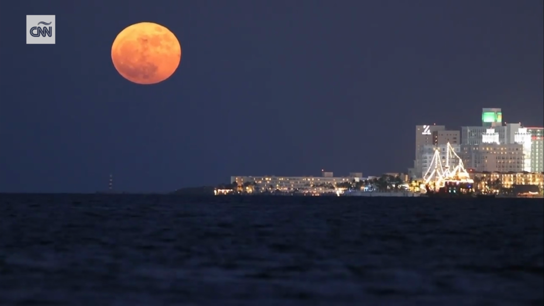 Fotógrafo mexicano captó impresionantes imágenes de la superluna en Cancún